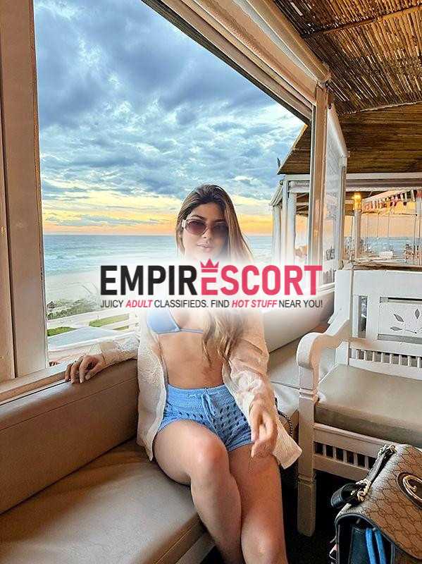 letícia com local