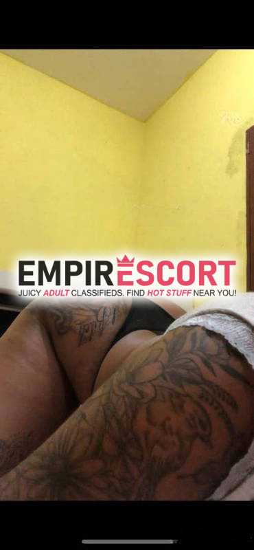 morena tatuada para exigentes