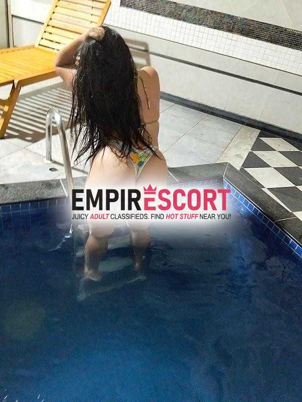 bela acompanhante com local disponível