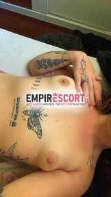 lari gostosa tatuada
