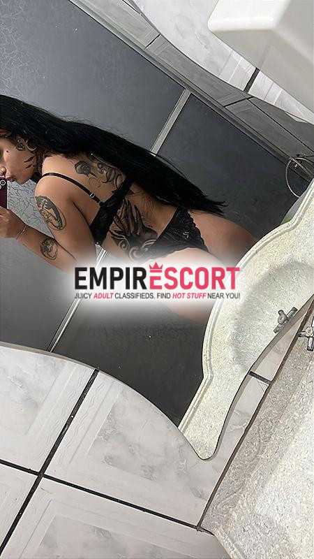 morena tatuada