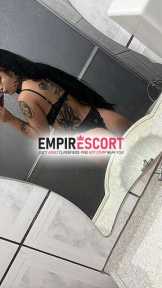 morena tatuada