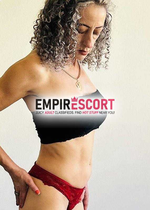 😈😈 cátia coroa loira de 51 anos e sua esposa carol morena de 29 anos atendimentos juntas e individuais e massagens com finalização 2 ou 4 mãos.