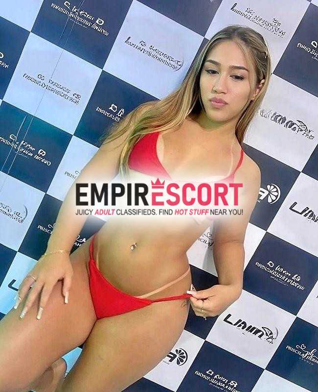 uma loirinha safada completinha com um oral guloso e profundo com local