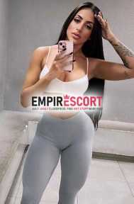uma morena siliconada corpo de academia miss bumbum