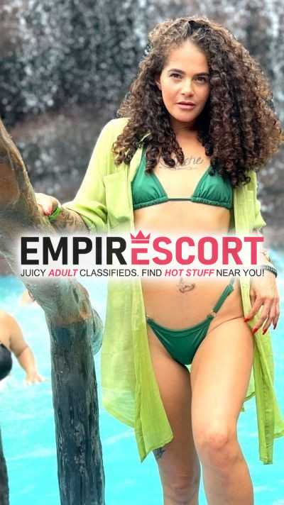 luiza discreta com um lindo bumbum empinado e cintura fina.