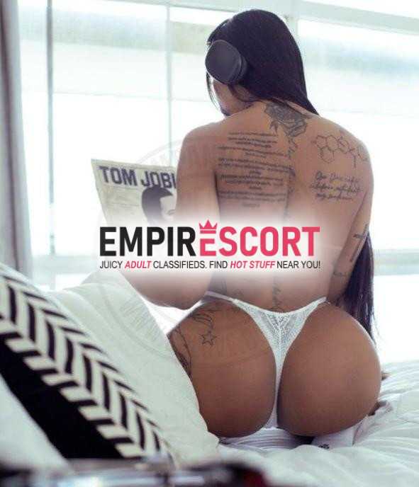 morena tatuada