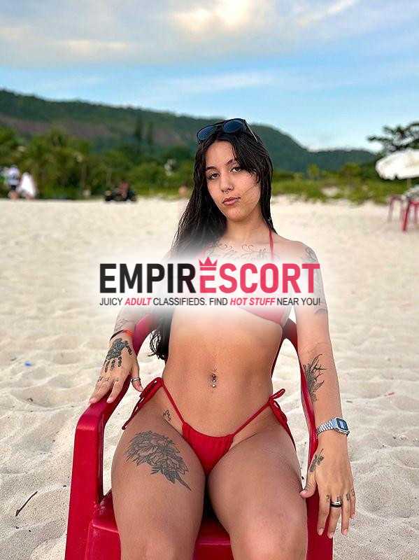 morena tatuada sentada viciante 🤫