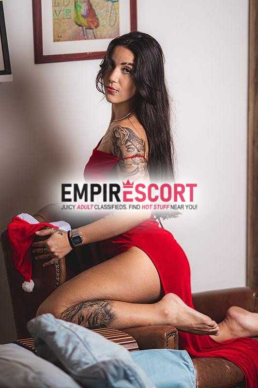 morena tatuada sentada viciante 🤫