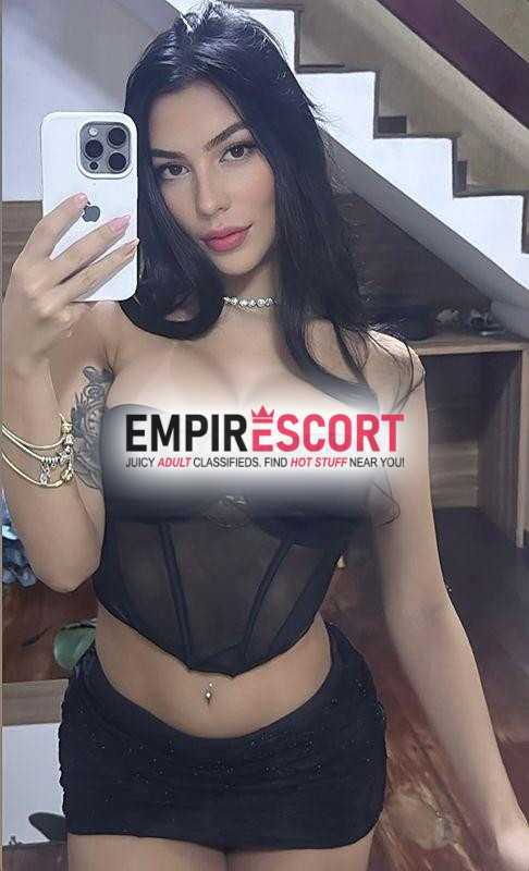 uma morena siliconada de cabelo longos cometa sem frescura com um oral inesquecível e um anal apertadinho.