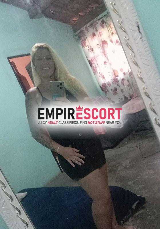 loira tatuada