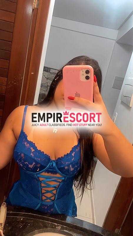 morena com curvas e cabelo longos