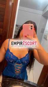 morena com curvas e cabelo longos