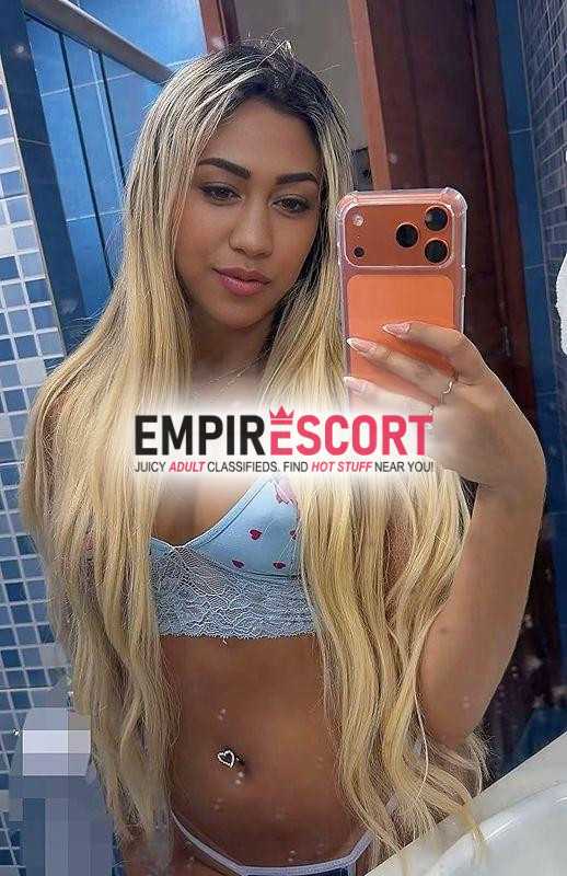 uma loirinha safada completinha com um oral guloso e profundo com local