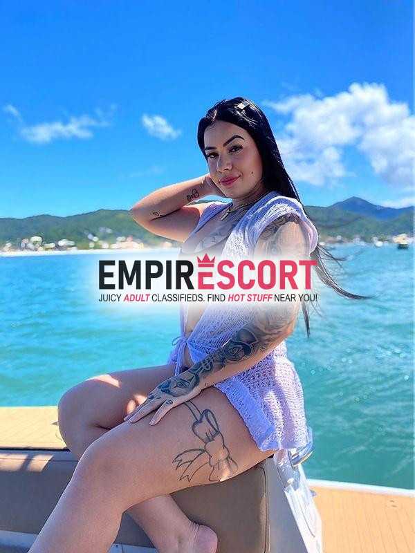 morena tatuada
