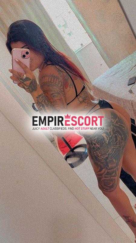 morena tatuada