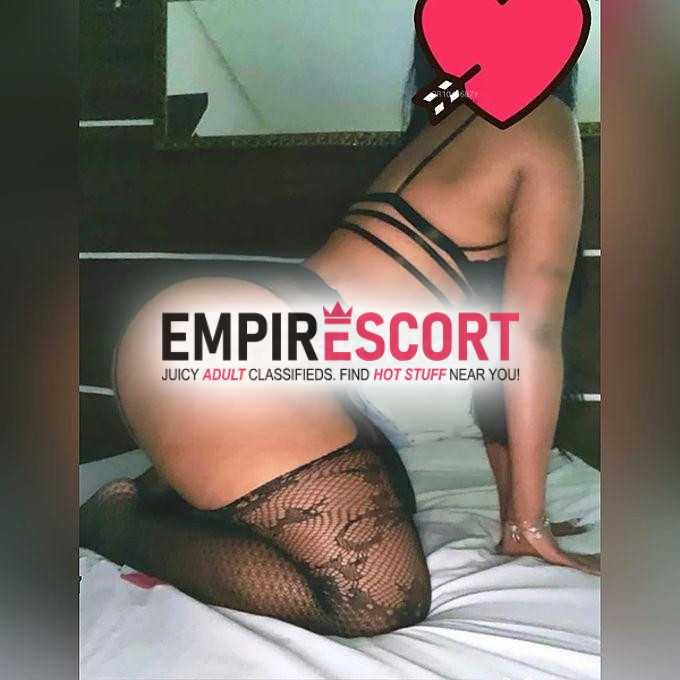 uma morena do corpo bonito com curva do bumbum gg.