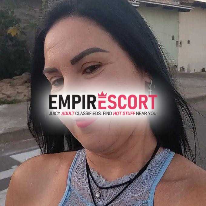 cadeirante com local . coroa bem educada e carinhosa