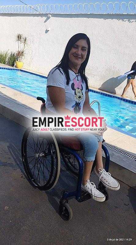 cadeirante com local . coroa bem educada e carinhosa