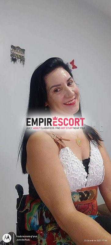 cadeirante com local . coroa bem educada e carinhosa