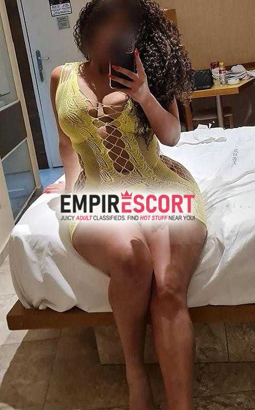 morena massagista sozinha em casa