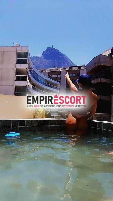 morena linda esculpida em academia