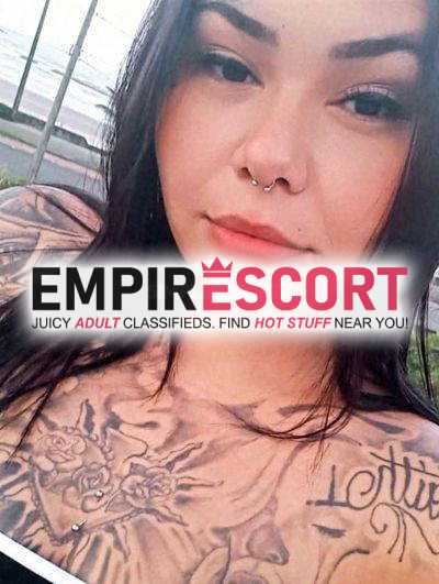 aryane uma morena tatuada com local próprio por pouco tempo.
