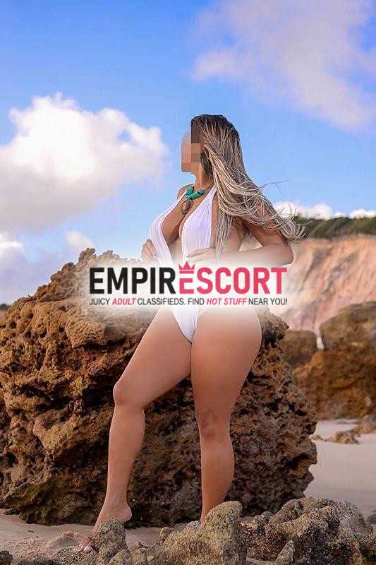 loira fitness corpão delicioso se exibindo bem molhadinha .