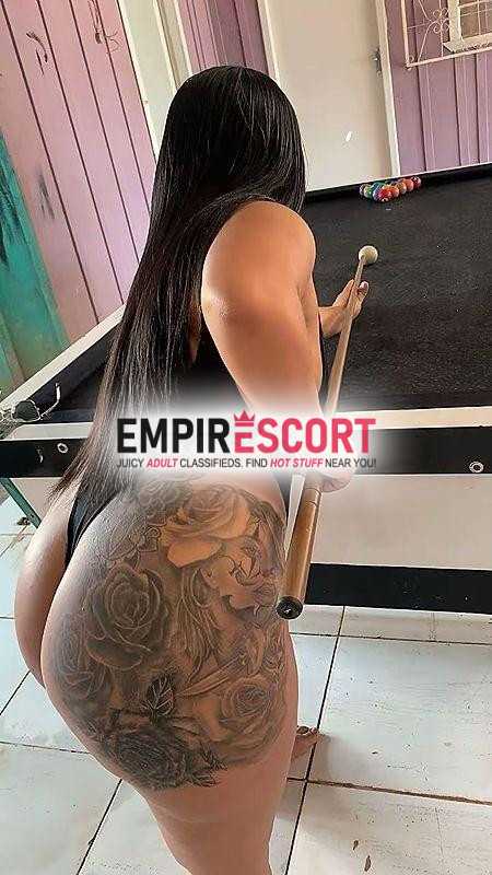 morena tatuada