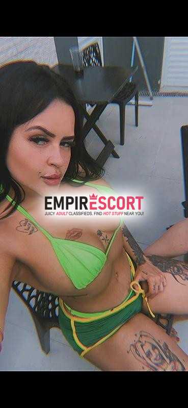 morena tatuada e siliconada gostosa em cotia