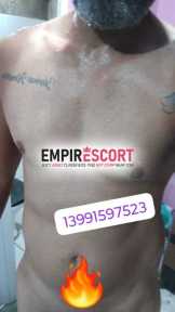 moreno tatuado gentil .