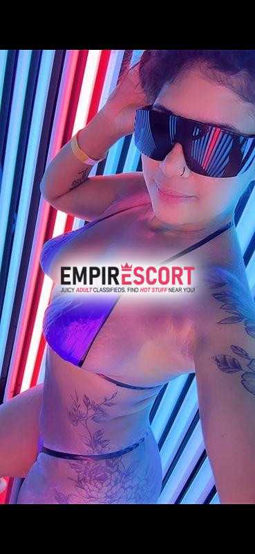 morena tatuada