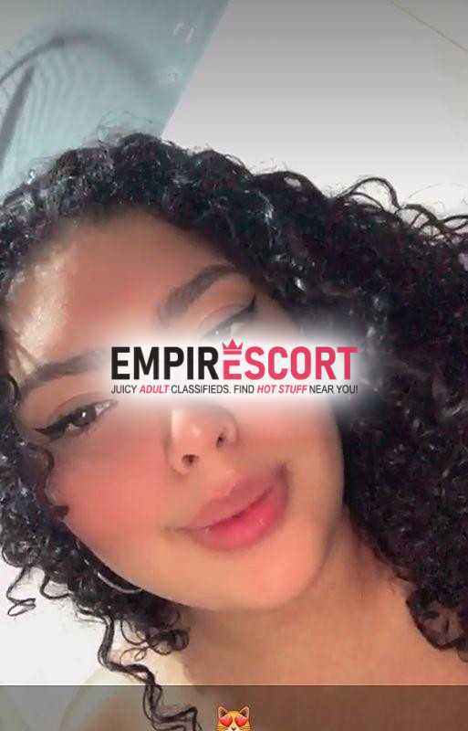 morena do cabelo cacheado toda natural