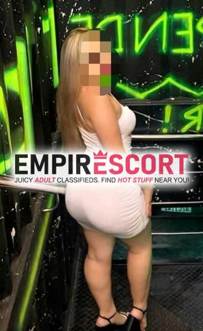 lais loirinha dona de peitos bem durinhos e uma bunda bem grande.