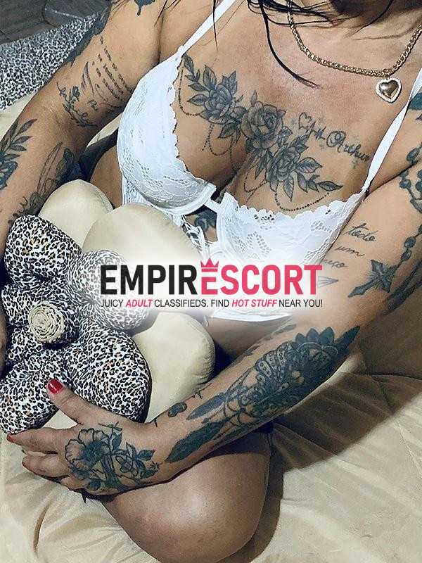 morena completamente tatuada seu dispor 😏💋
