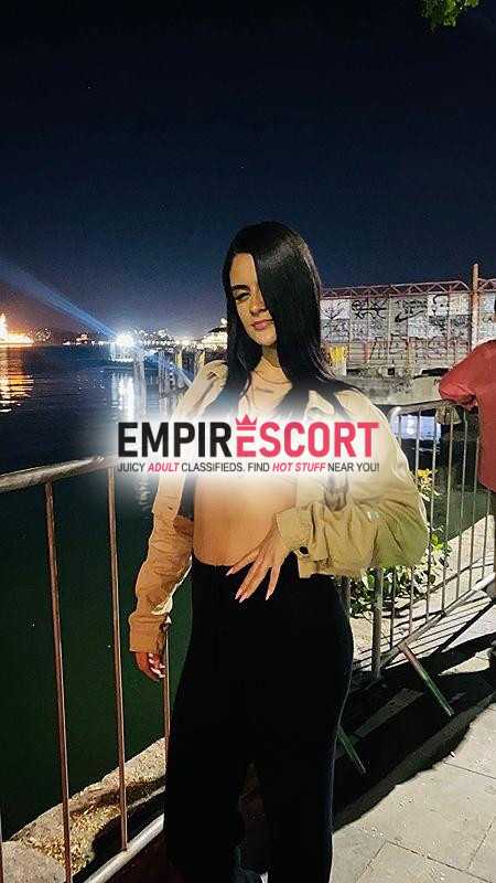 branquinha magra com curvas e com um oral de arrepiar