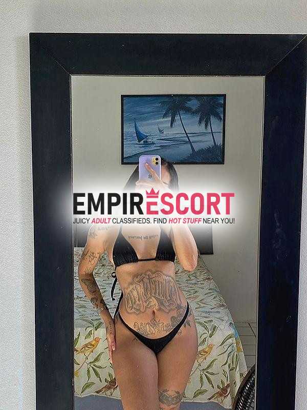 morena tatuada