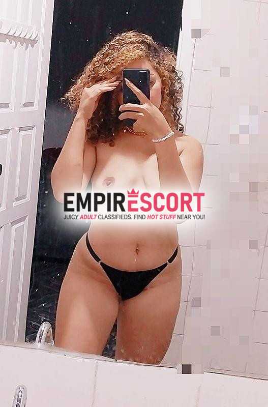 cacheada arretada na cama toda completa e delíciosa na cama
