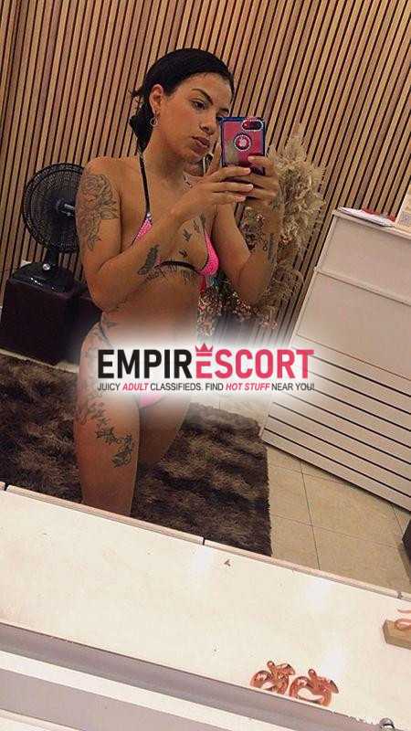 morena gostosa tatuada